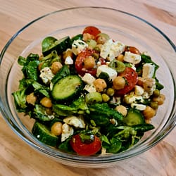 Salat mit Kichererbsen und Feta