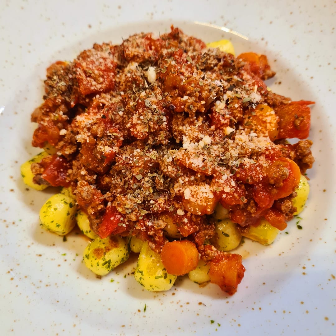 High Protein Gnocchi mit Rinderhack und Tomate