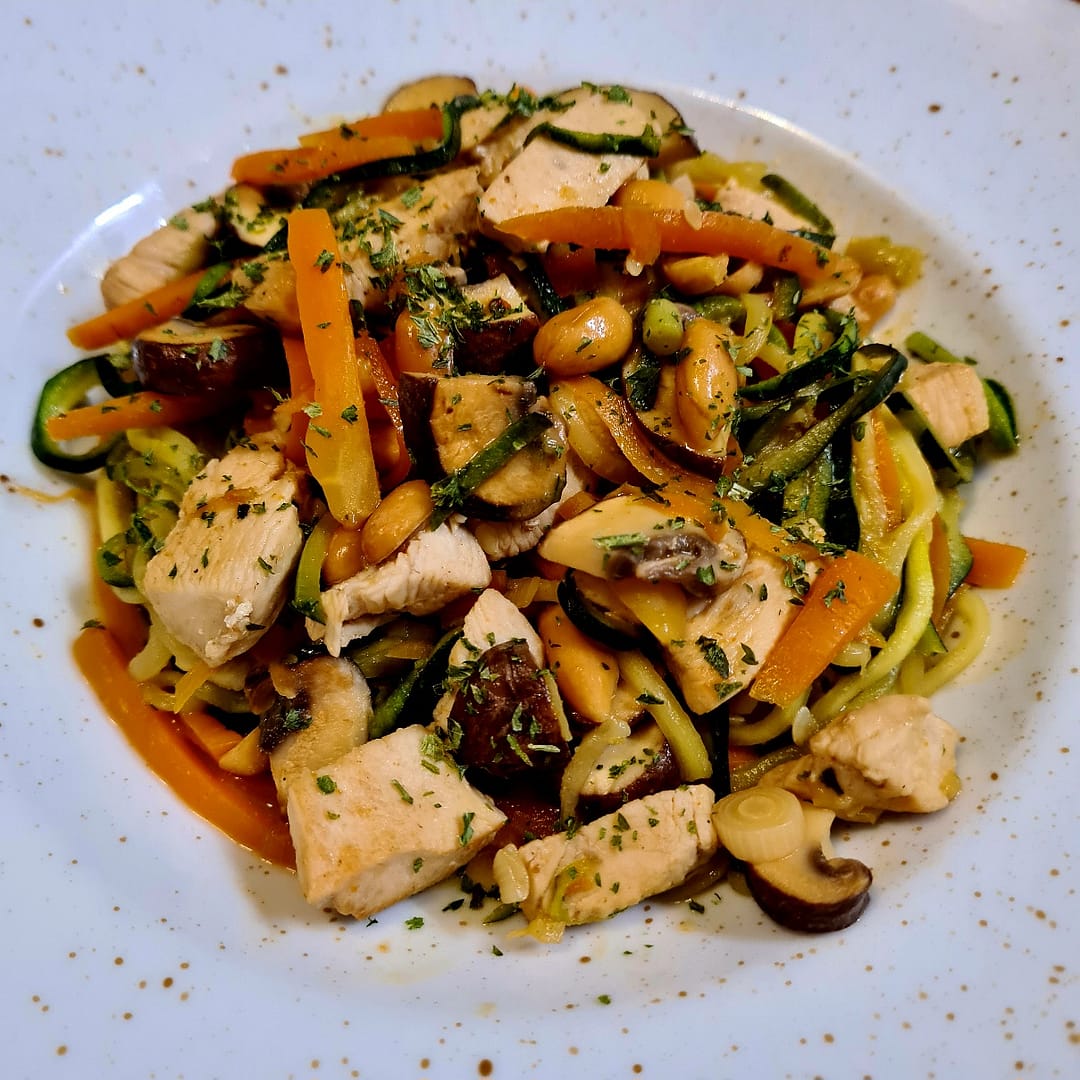 Zoodles mit Huhn und Erdnusssoße