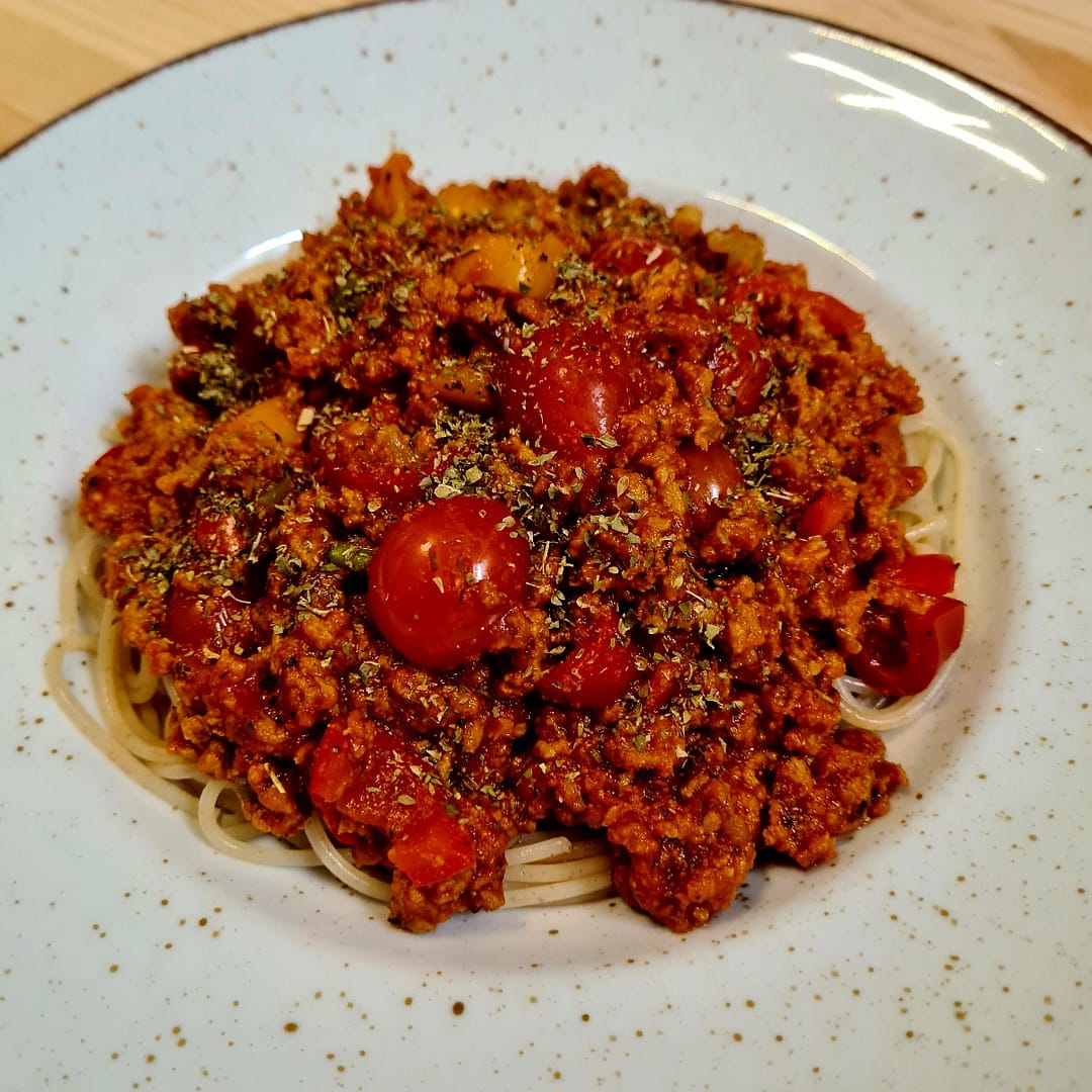 Vegane Dinkelspaghetti mit Sojahack und Tomate