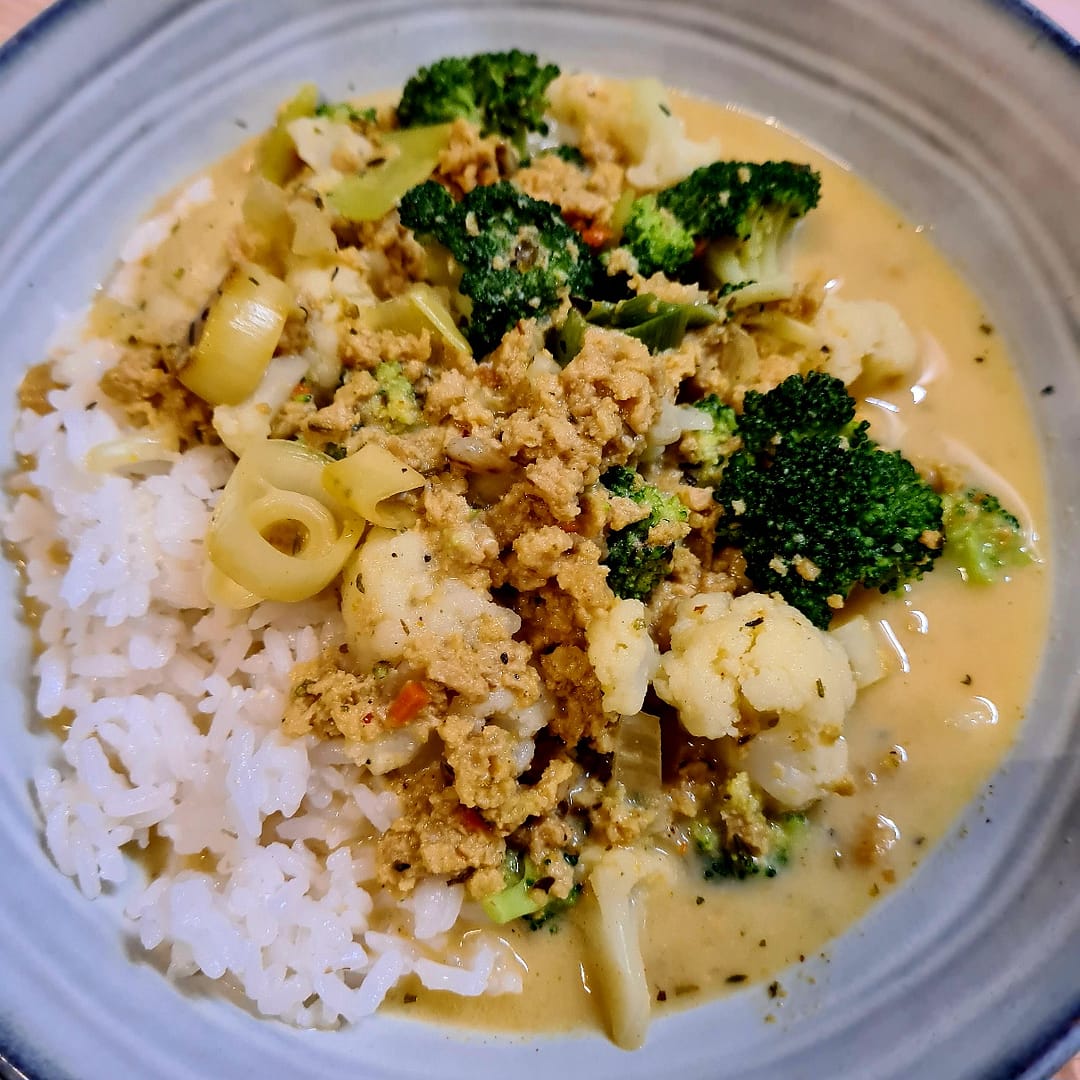 Vegane Lauchsuppe mit Brokkoli, Blumenkohl und Sojagranulat