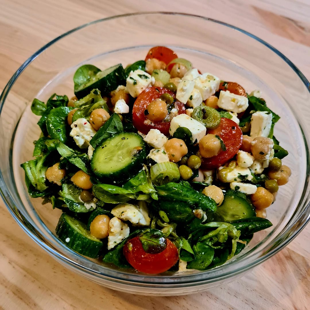 Salat mit Kichererbsen und Feta