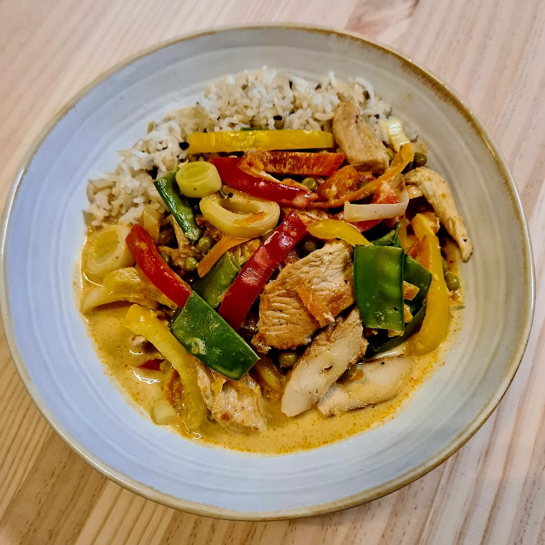 Bunte Asia Pfanne mit Pute und Reis