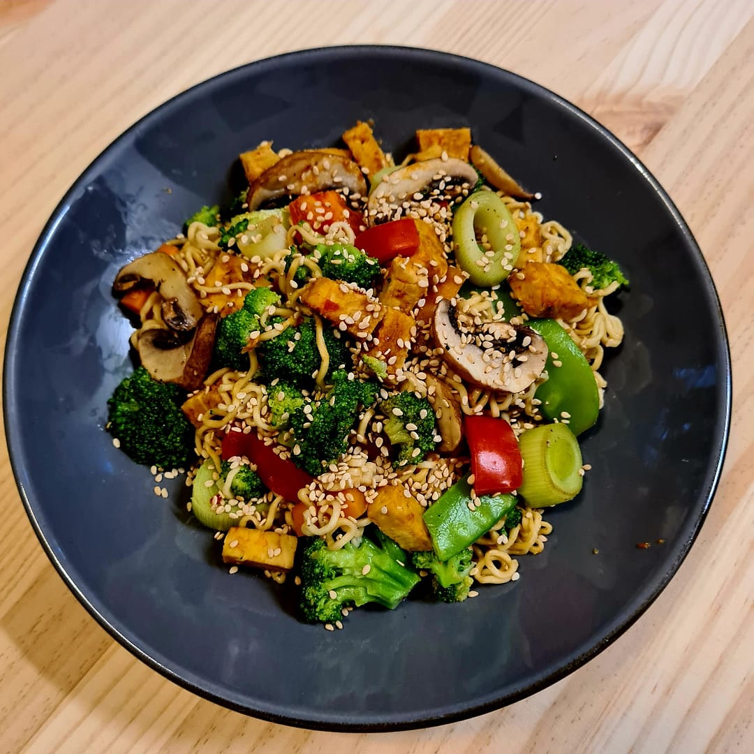 Vegetarisches Bami Goreng mit Brokkoli und Tempeh