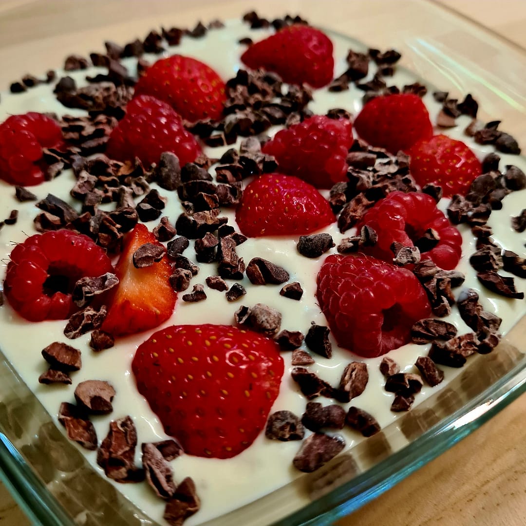 Kokos-Quarkcreme mit Erdbeeren und Himbeeren