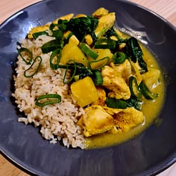 Hähnchen Curry mit Spinat und Ananas