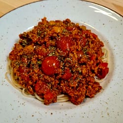 Vegane Dinkelspaghetti mit Sojahack und Tomate