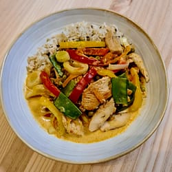 Bunte Asia Pfanne mit Pute und Reis