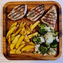 Gegrillte Pute mit Kartoffelecken und Ofengemüse