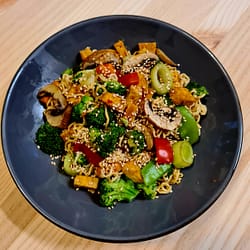 Vegetarisches Bami Goreng mit Brokkoli und Tempeh
