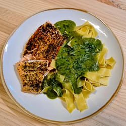 Gegrillter Lachs mit Bandnudeln und Spinatsauce