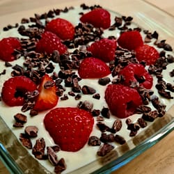 Kokos-Quarkcreme mit Erdbeeren und Himbeeren