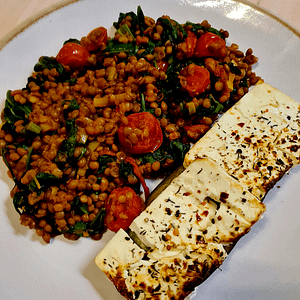 Linsenpfanne mit Feta auf Aubergine